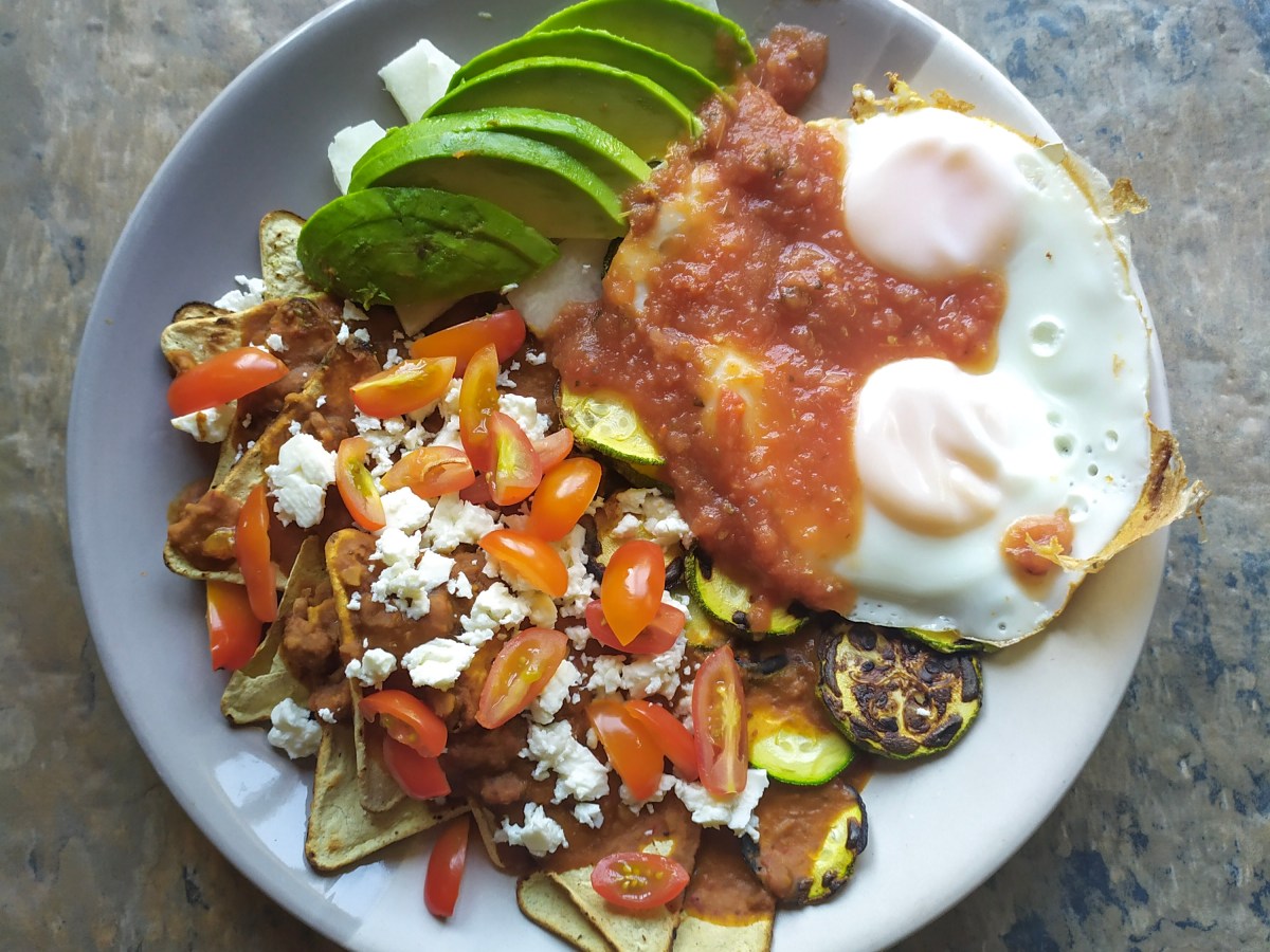 Chilaquiles enfrijolados con&nbsp;huevos