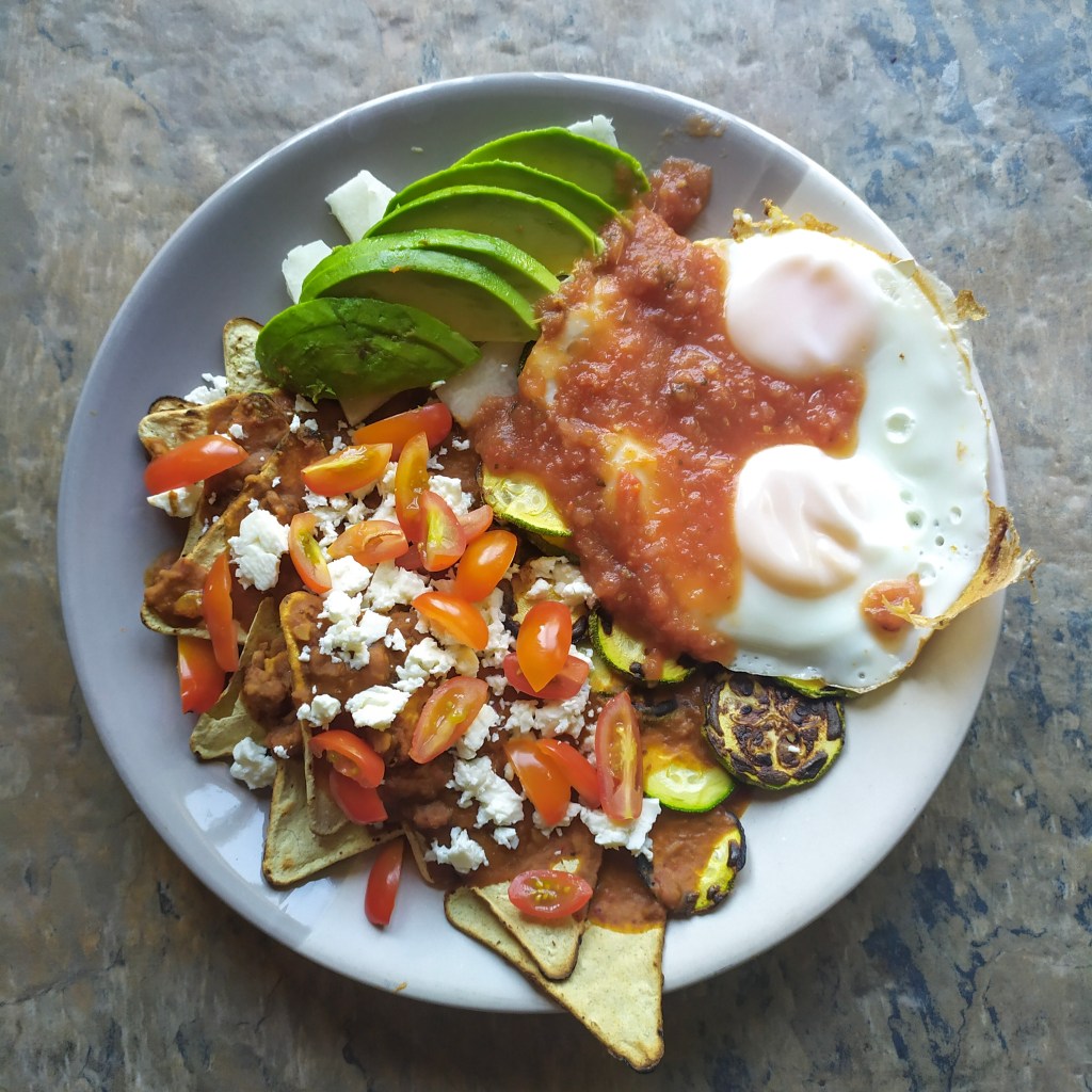 Chilaquiles enfrijolados con&nbsp;huevos