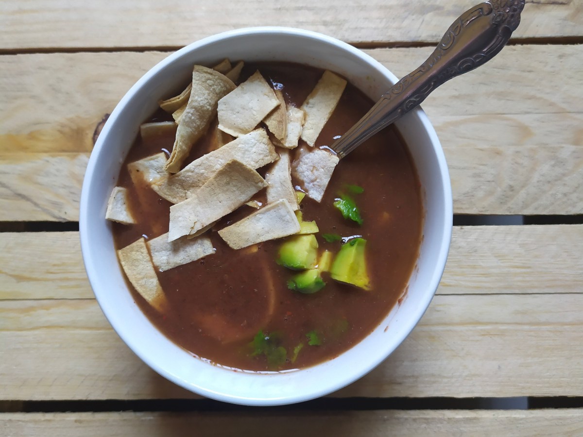 Sopa de tortilla con queso oaxaca, aguacate y frituras o tiritas&nbsp;horneadas