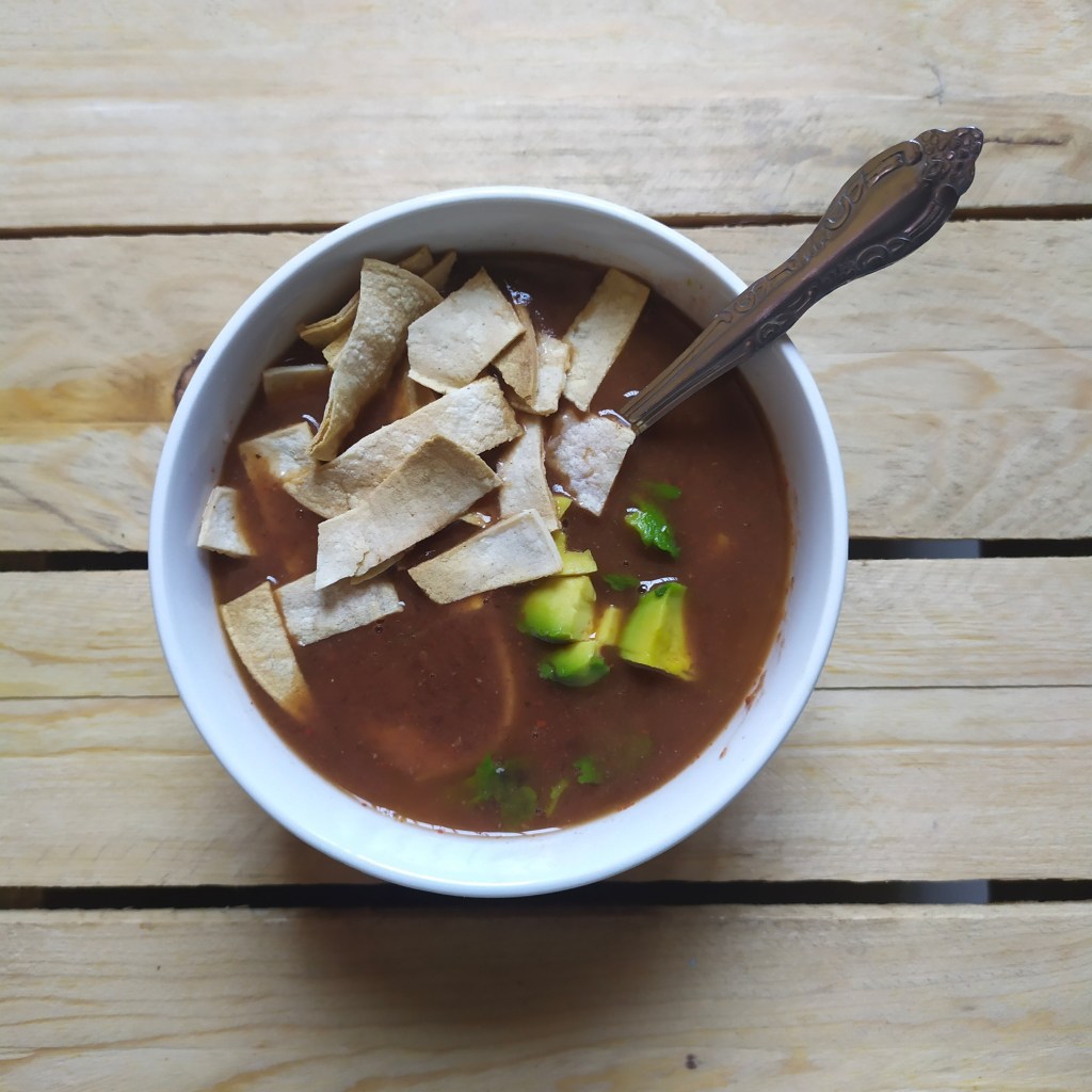 Sopa de tortilla con queso oaxaca, aguacate y frituras o tiritas&nbsp;horneadas