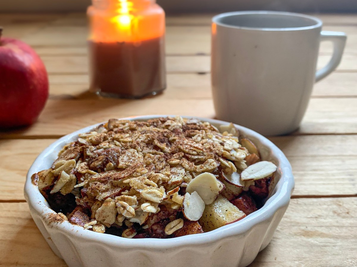 Postre individual para el desayuno: Crujiente de manzana  (vegano, en&nbsp;microondas)