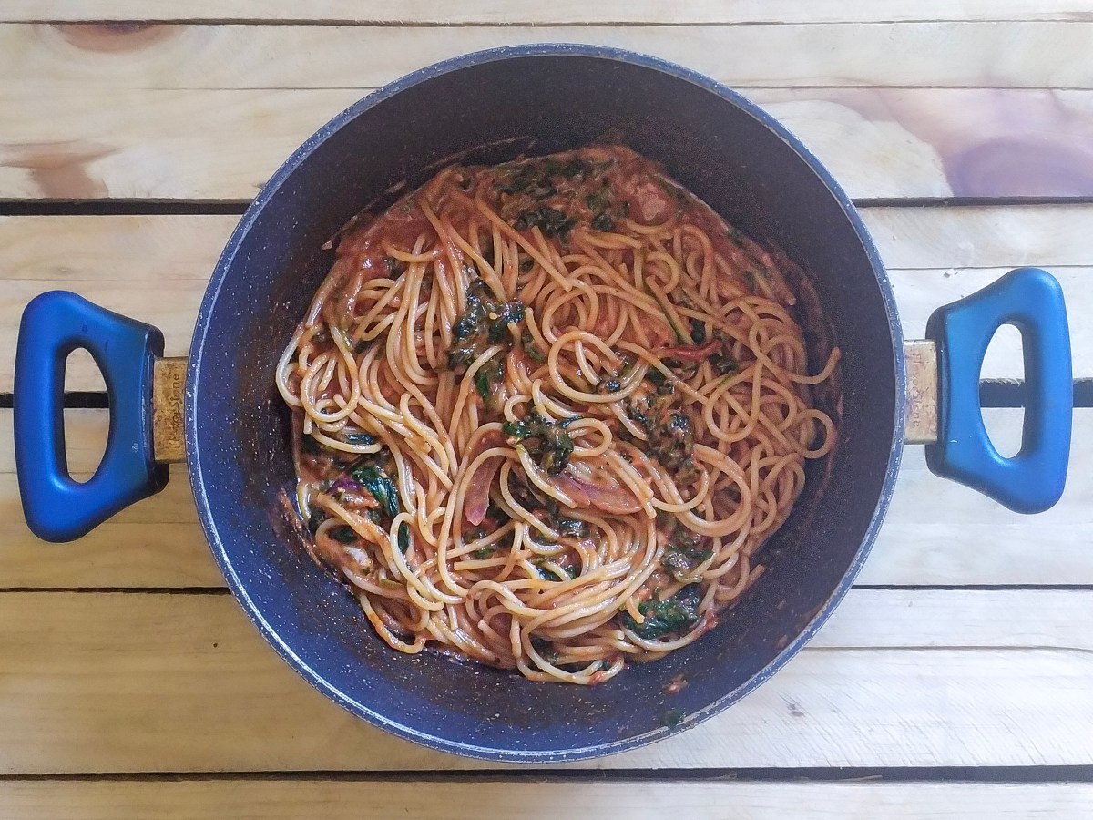 Espaguetti con salsa de tomate, chile de árbol, queso mozzarella y&nbsp;espinacas